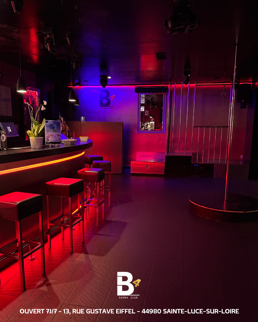 Ambiance soirée sauna - lumières tamisées et atmosphère festive