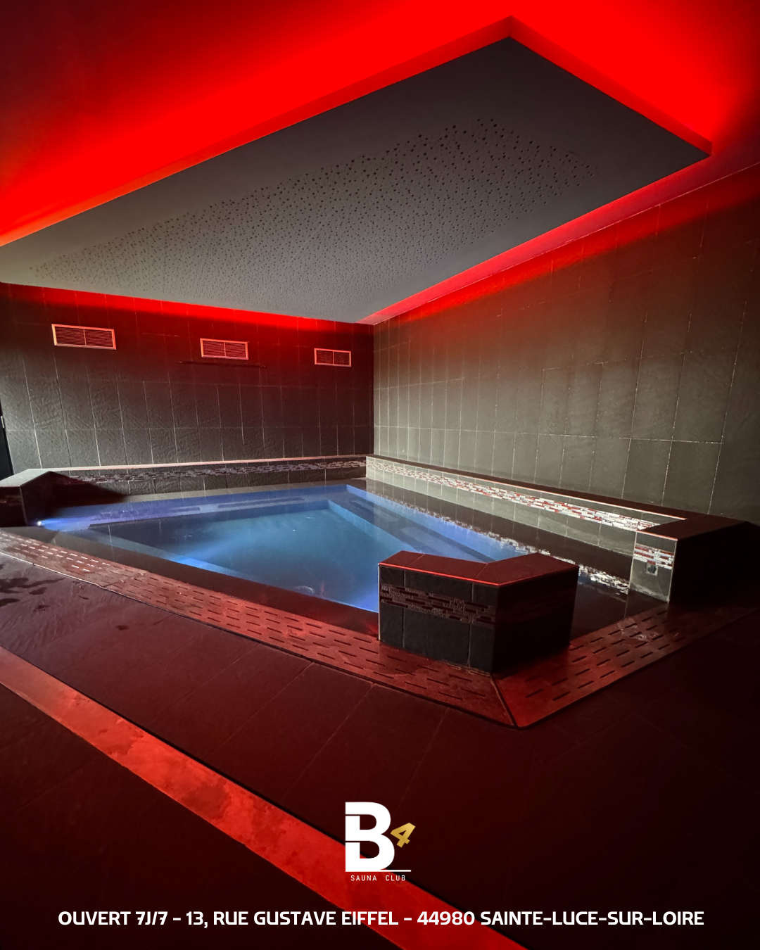 Piscine et espace douche du sauna - moment détente et fraîcheur