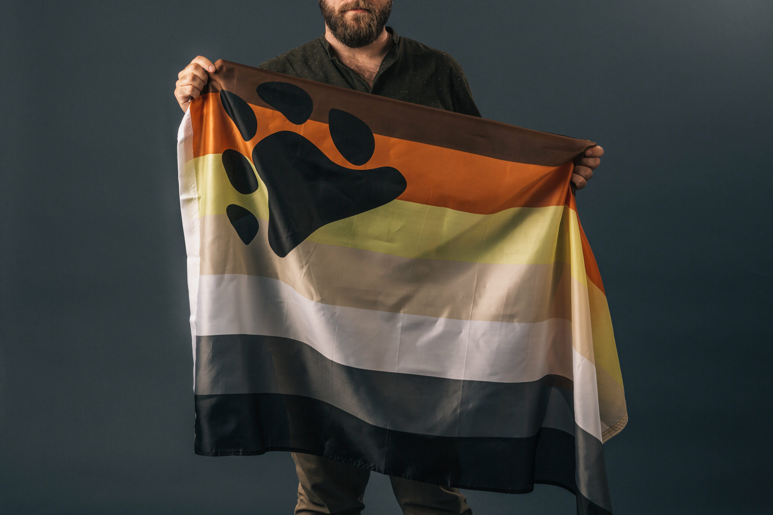 Homme tenant le drapeau Bear Brotherhood